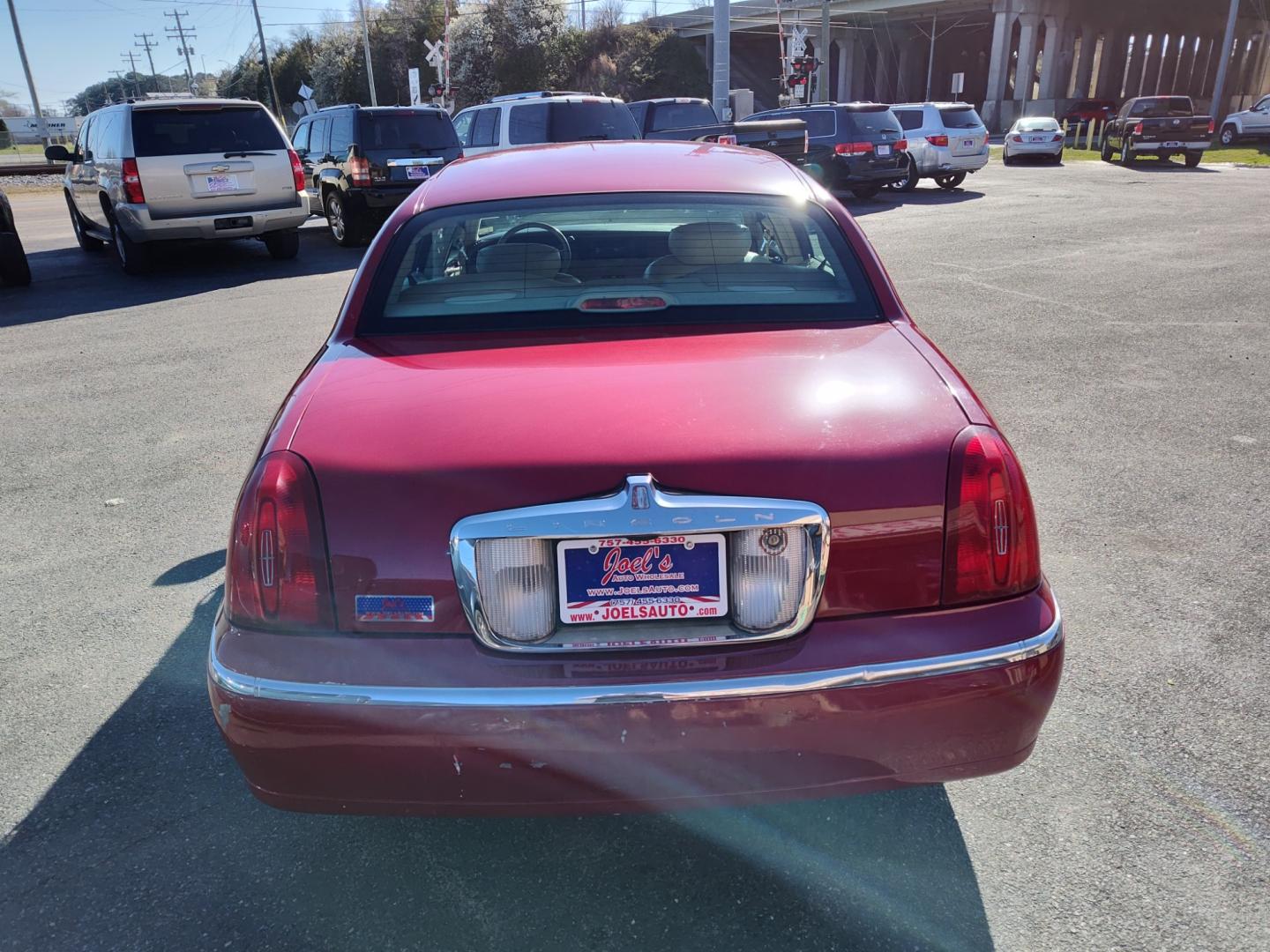 2001 Red Lincoln Town Car (1LNHM81W51Y) , located at 5700 Curlew Drive, Norfolk, VA, 23502, (757) 455-6330, 36.841885, -76.209412 - Photo#11